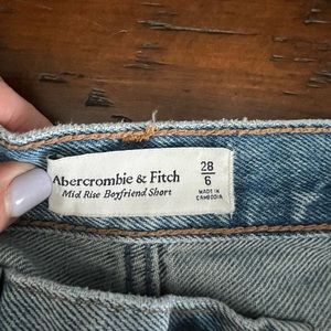 Abercrombie & Fitch Midrise Boyfriend short. Size 28.